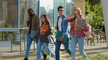 Sokaklarda dört farklı yakışıklı genç insan dolaşıyor. Üniversiteye giden çok ırklı ve zeki bir grup öğrenci. Eğitim ve insan kavramı. Arkadaşlık..