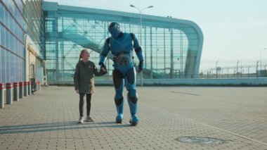 Neşeli insanımsı robot robot kız ile birlikte sokakta yürüyüp gelecekten gülümseyen yapay sanal zeka yenilikçi iletişim yüksek teknoloji yavaş çekim