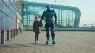 Kapalı kapılar ardında robot robot robotlarla yürüyen ve caddelerde gülümseyen, gelecekteki yapay sanal zeka, yenilikçi iletişim, yüksek teknoloji, yavaş çekim.