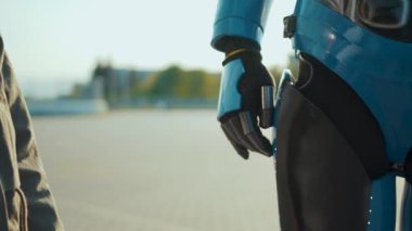 Kapalı el çocuk kız sokakta insan robot cyborg 'un elini tutuyor gelecekteki çocuk gelecekteki makine yapay sanal zeka yenilikçi iletişim yüksek teknoloji yavaş çekim