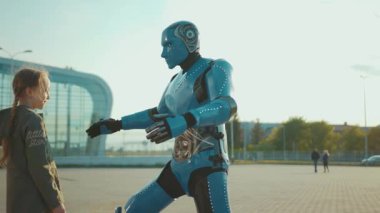 Gün ışığında robot arkadaşını selamlıyor. Ona sarılıyor. Gelecekteki makine zekası yapay insansı çocuk bilim robotikleri.
