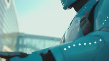 Yavaş çekim çocuk kız, robot arkadaşını selamlıyor. Geleceğin makine zekası yapay insansı bilim robotları dijital sanal kurgu iletişimini yavaş çekimde kapatıyor.