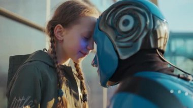 Kapalı çocuk kız, robot arkadaşını selamlıyor. Alnına dokunuyor. Gelecekteki makine zekası yapay insansı bilim robotikleri dijital sanal kurgu iletişimi yavaş çekim.