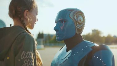 Gün ışığında çocuk robot arkadaşını selamlıyor. Alnına dokunuyor. Gelecekteki makine zekası yapay insansı bilim robotiği dijital sanal kurgu iletişimini yavaş çekim kapat.