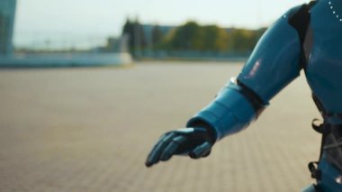 Ellerinizi kapatın kızlar. Robot arkadaşa beş tane alın. Gelecekteki makine zekası yapay insansı bilim robotu çocuk dijital sanal kurgu iletişimi.