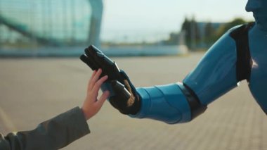 Eller kız robot arkadaş beş alır gelecekteki makine zeka yapay insansı bilim robotik çocuk dijital sanal kurgu iletişimi yavaş çekim kapatın