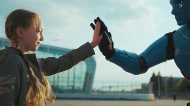 Güneş ışığında kız, robot arkadaşından robota beş tane alır gelecekteki makine zekası yapay insansı bilim robotu çocuk dijital sanal kurgu iletişimini yavaş çekimde kapat.