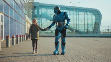 İnsanımsı robot robotla yürüyen ve gülümseyen bir çocukla konuşan bir kız, açık hava fütüristik makinesinde akrobatik bir numara gösteriyor. Yapay sanal zeka, yenilikçi iletişim, yüksek teknoloji, yavaş çekim.