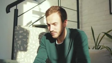 Sunlight Man 'de dizüstü bilgisayar kullanırken mutlu hissedin. İnternette çalışırken gülümseyin. Bilgisayarda daktilo yazarken.