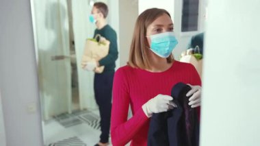 Çekici bir çift, eve yemek alışverişi yaptıktan sonra maske paketini çıkarıyor, salgın hastalık kapmış karantina enfeksiyonunu karantina altına alıyor eşi, virüsü kendine özen gösteren kocanla birlikte geri dönüyor.