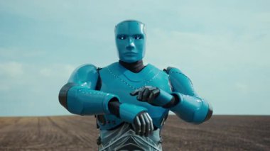 Fütürist siber droid kırsal alanı holografik dokunmatik ekranla tarıyor tarım arazisi ekimini analiz ediyor. Akıllı tarım. Animasyon için. Gelecek teknolojisi.