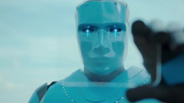 Mavi gökyüzü arka planında şeffaf akıllı cihaz telefon holografik dokunmatik ekranı kullanan sibernetik robot droid. Sayborg. Geleceğin teknolojisi. Yenilikler.