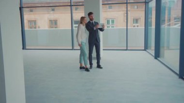 Üç boyutlu çizim. Daire dekorasyonu. Boş Apartmanda Genç Kadın Emlakçıyla Konuşuyor, Tablet İç Tasarım Yazılım Seçimi Sanal Mobilya. Dijital Animasyon. Artırılmış Gerçeklik.