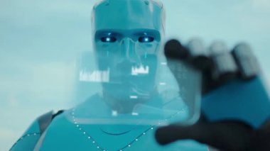 Robotik Mavi Cyborg Sahadaki Şeffaf Dokunmatik Ekran 'da Verimlilik Verisi Grafiği ile Yenilikçi Telefon Kullanıyor. Tarım Teknolojisi. Çiftçiliğin Geleceği.