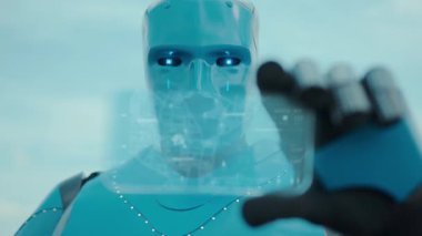 Robotik Mavi Cyborg Sahadaki Şeffaf Dokunmatik Ekran 'da Verimlilik Verisi Grafiği ile Yenilikçi Telefon Kullanıyor. Tarım Teknolojisi. Çiftçiliğin Geleceği.