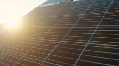 Güneş ışığı yenilikçi güneş bataryalarında temiz enerji ekoloji ekipmanlarının saha üretimine temiz yenilikçilik alternatif ağır çekim