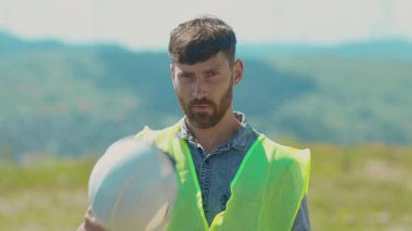 Çekici genç işçi, güneş ışığı teknolojisindeki özel üniforma alanındaki kamera mühendislerine bak. Modern elektrik enerjisi portresi yavaş çekimde.