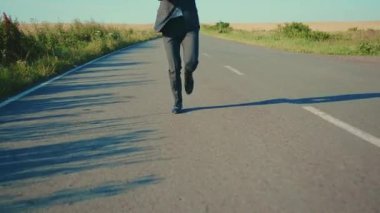 Gün ışığında iş adamı koşar. Buğday tarlası özgürlük kavramının yanında telefon kır yolunu kullanır. Yakışıklı kazanan zarif ağır çekimde zıplar.