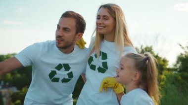 Mutlu, güler yüzlü aile ve köpek yetiştiren ağaç durağı kucaklaşması. Yeşil bahçe adamı, çevre, tarım gezegeni, ekoloji ekip çalışması, yavaş çekim bahçıvanlığı.