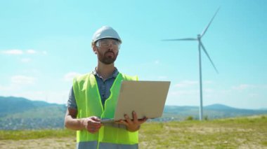 Portre Mühendisi, Animasyon Dijital Veri Çizgileri Uçan Hologram Paneli ile Dizüstü bilgisayar kullanarak Rüzgar Enerjisi Yavaş Akımı 'nı Denetliyor