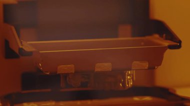 Kapalı bir makine takma diş temizliği doktor teknisyen sağlık kliniği hijyen cerrahi rehabilitasyonu ağır çekimde çalışır.