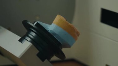 Diş sağlığı kliniği için diş implantı diş hekimi protezi diş aletleri ortodontik protez ağır çekim için ışık saçıyor.