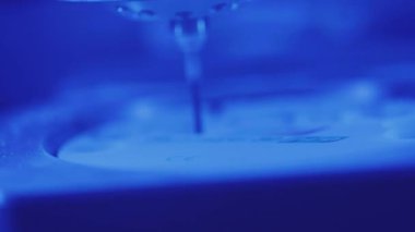 Diş değirmeni makinesinde çalışıyor. Diş değirmeni makinesinden insan dişi şekillendirme işlemi yapılıyor. Modern tıp teknolojileri. 4.0 sanayi devrimi.