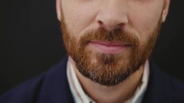 Ağzını kapat dişli adam kameraman dişçi portresi, makro dudaklı stüdyo bakımı ağır çekim