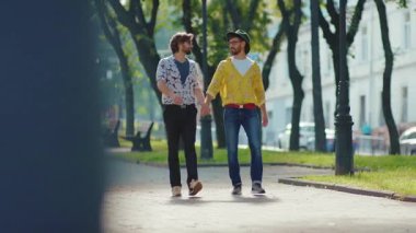 Erkek arkadaş tek dizinin üstünde durur ve nikah yüzüğünü hediye eder. Neşeli eşcinsel nişanlı arkadaş dışarıda takı takıyor. Yavaş çekim yakın çekim.