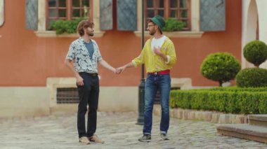 Portre erkek arkadaşı bir dizinde kalır ve nikah yüzüğünü hediye eder. Neşeli neşeli nişanlısı dışarıda takı takıyor. Yavaş çekimde kapat.