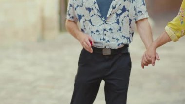 Kapa çeneni erkek arkadaş dizinin üstünde kal ve evlilik yüzüğünü erkek arkadaşına hediye et neşeli neşeli nişanlısı dışarıda mücevher ağır çekimde