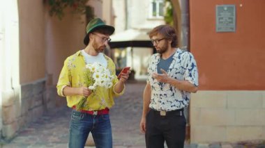 Kapalı eşcinsel adam bağırıyor: Çiçek tokuşturuyor güneş ışığı eşcinseli çift LGBT ile çıkıyor açık hava sevgilisini çekici yavaş çekim