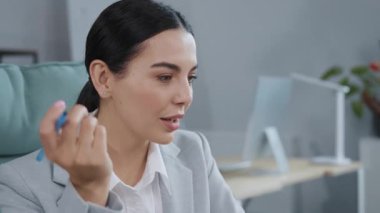 Genç bir iş kadınının portresi dizüstü bilgisayardan video konferans görüşmesi yapıyor, webcam ile çevrimiçi sohbet yapıyor. Uzaklık webinar, çevrimiçi öğretim konsepti