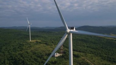 Operatif beyaz türbinleri olan büyük bir çevre dostu rüzgar santrali. Kuş gözü. Sürdürülebilir gelişme. Ekoloji.