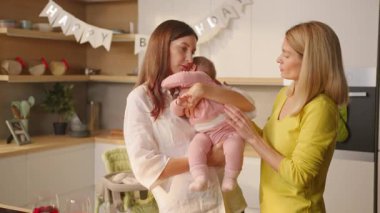 Mutlu kadın lezbiyen, evde güzel bir çocuğun doğum gününü kutluyor. LGBT