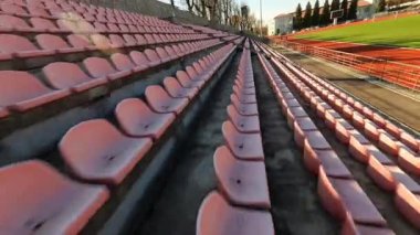 Modern futbol sahasının FPV uçuş manzarası. Genç aktif çift sporcu ve sporcu kadın koşmak için kardiyovasküler egzersizler yapıyor..