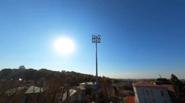 Parlak güneşli bir yaz gününde modern futbol sahasının FPV sinematik klibi. Profesyonel büyük stadyum. Spor, eğlence ve aktif yaşam konsepti.
