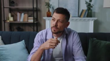 Gülümseyen mutlu adamın portresi Eureka hareketini gösteriyor. Parmakla işaret etme anı. Modern daire. - Eve. Yavaş çekim