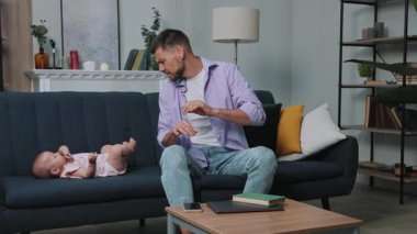 Korkmuş bir baba yeni doğmuş bir bebek için beze bakar ve evdeki koltukta oturarak ne yapacağını bilemez. Babacık. Babalık. Hoş olmayan bir koku. Yavaş çekim