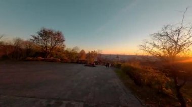 FPV konsepti. Çarpıcı manzarada havada hızlı uçuş. Sinema günbatımında şehir mimarisi ve ışıklar. Şehir manzarası.