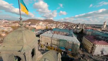 Lviv, Ukrayna: Opera Binası ve çevresi. Şehir merkezindeki güzel tarihi şehir sokakları. Eski yerler, harika binalar ve evler. Mimarlık. Avrupa.