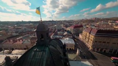 Güzel, eski tarihi şehrin FPV görüntüsü. Muhteşem Opera Binası 'nın olduğu sabah manzarası. Lviv, Ukrayna. Gezi turu..