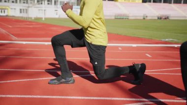 Çok ırklı genç bir çift koşucu koşudan önce ısınma egzersizi antrenmanı yapıyor. Çalışan aktivite Antrenman yapıyorum. Sporcular. Sporcular.