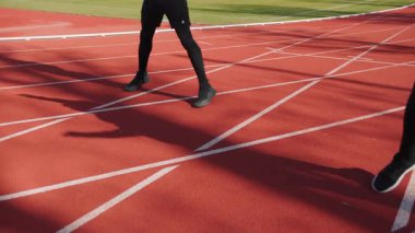 Çok ırklı iki genç sporcu antrenmandan önce egzersiz aerobiklerini ısıtıyorlar. Aktif yaşam tarzı. Eğlence, spor aktivitesi.