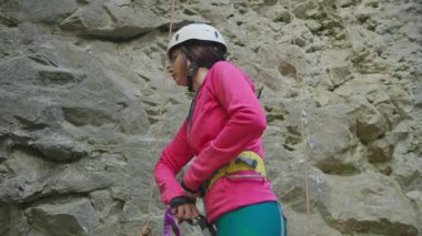 Aşırı tırmanma hareketinden önce kask takan genç sporcu. Dağcı kadın. Profesyonel dağcı..