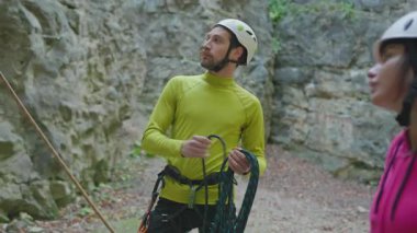 Aktif Kafkasyalı genç dağcılar parlak renkli kıyafetler giyip dağa tırmanıyorlar. Dağcılar. Arkadaşlık..