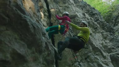 Kafkas genç dağcılar orman dağını keşfediyor. Erkek arkadaşıyla taş kayaya tırmanan sporcu kız. Yürüyüş macerası. Yüksekçiler.