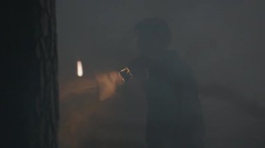 Geceleri boş parklarda dolaşan gizemli genç bir adamın silueti. Elinde fener tutan adam kayıp kızı arıyor. Açık havada. Korku sahnesi