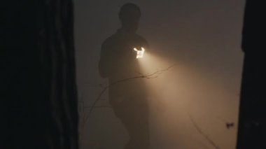 Elinde fenerler olan genç bir dedektif geceleri boş ormanda yürüyor. Siyah elbiseli bir adamın silueti birini arıyor. Gerilim filmi. Kapalı