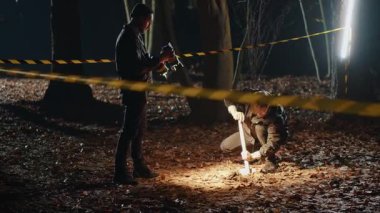 Ellerinde kürekle çukur kazan, geceleri ormanda birbirleriyle konuşan iki beyaz dedektif. Genç ve zeki adamların iş başında olduğu görüntüler. Gizemli cinayet. Garip bir hikaye. Korku sahnesi